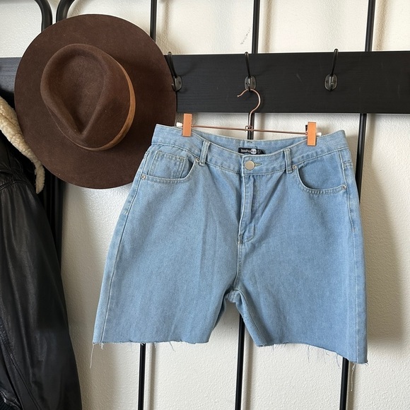 Boohoo medium wash cut off denim jean Bermuda shorts 90s y2k retro